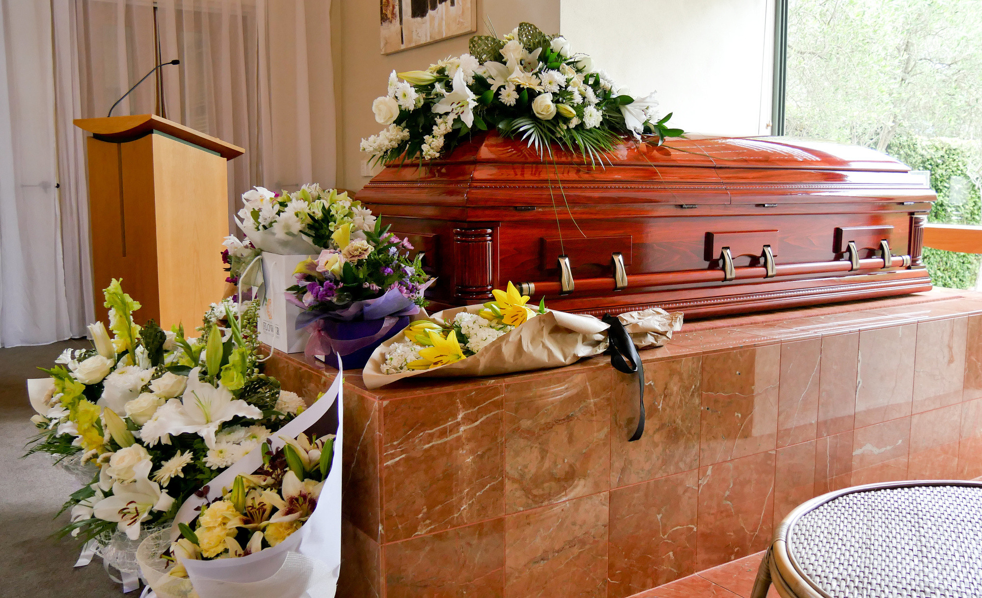 Что дешевле: кремация или похороны?